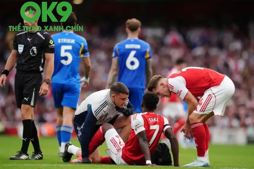 Bukayo Saka bị chấn thương trong hiệp 2 (Ảnh: The Independent).